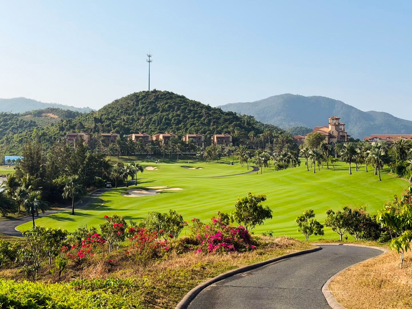 Lu Hui Tou Golf Club — Sanya headland course
