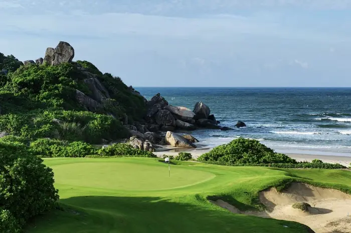 Seaside green at The Dunes, Shenzhou Peninsula